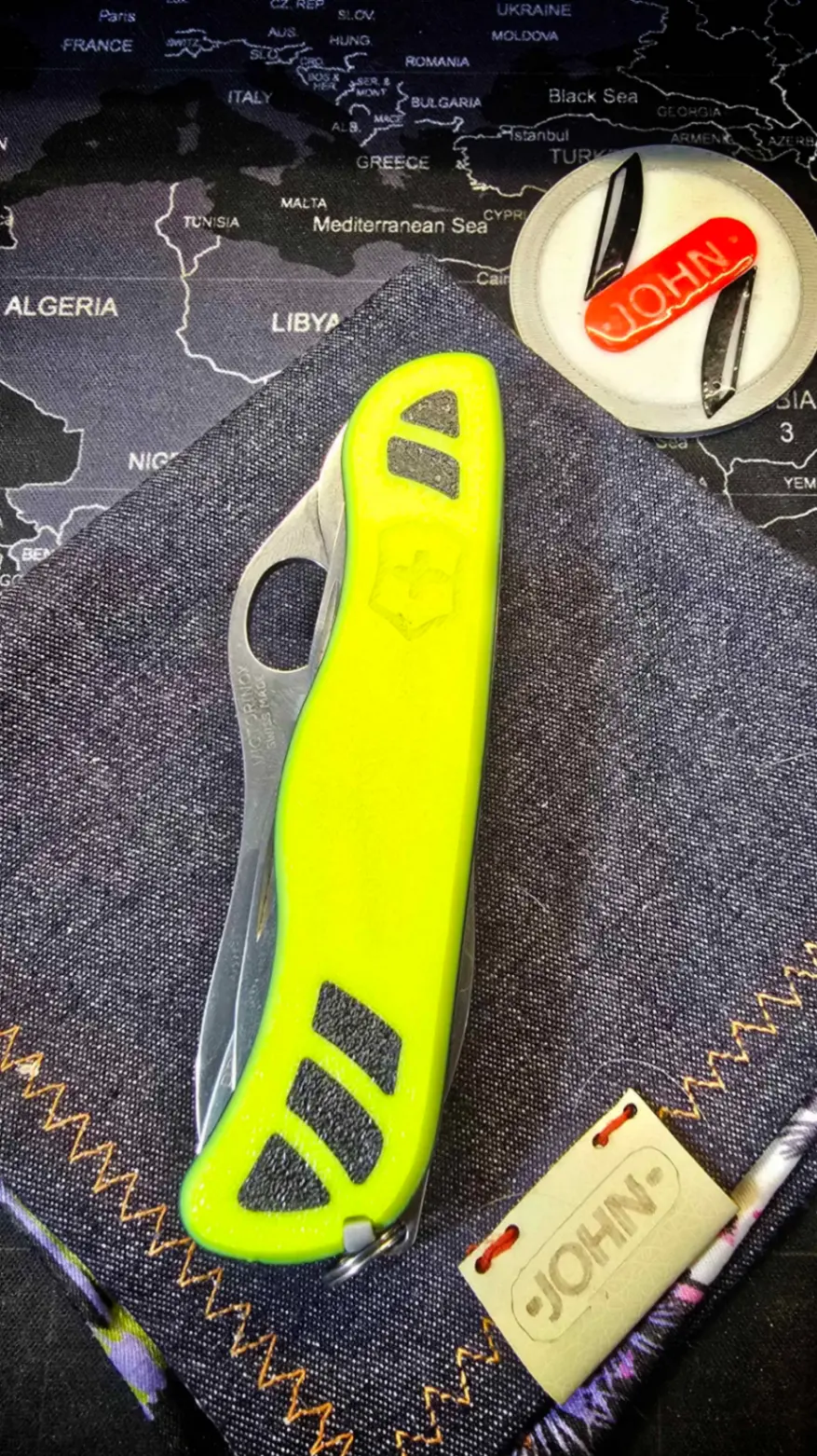 Detalle de navaja Victorinox verde flúor con textura