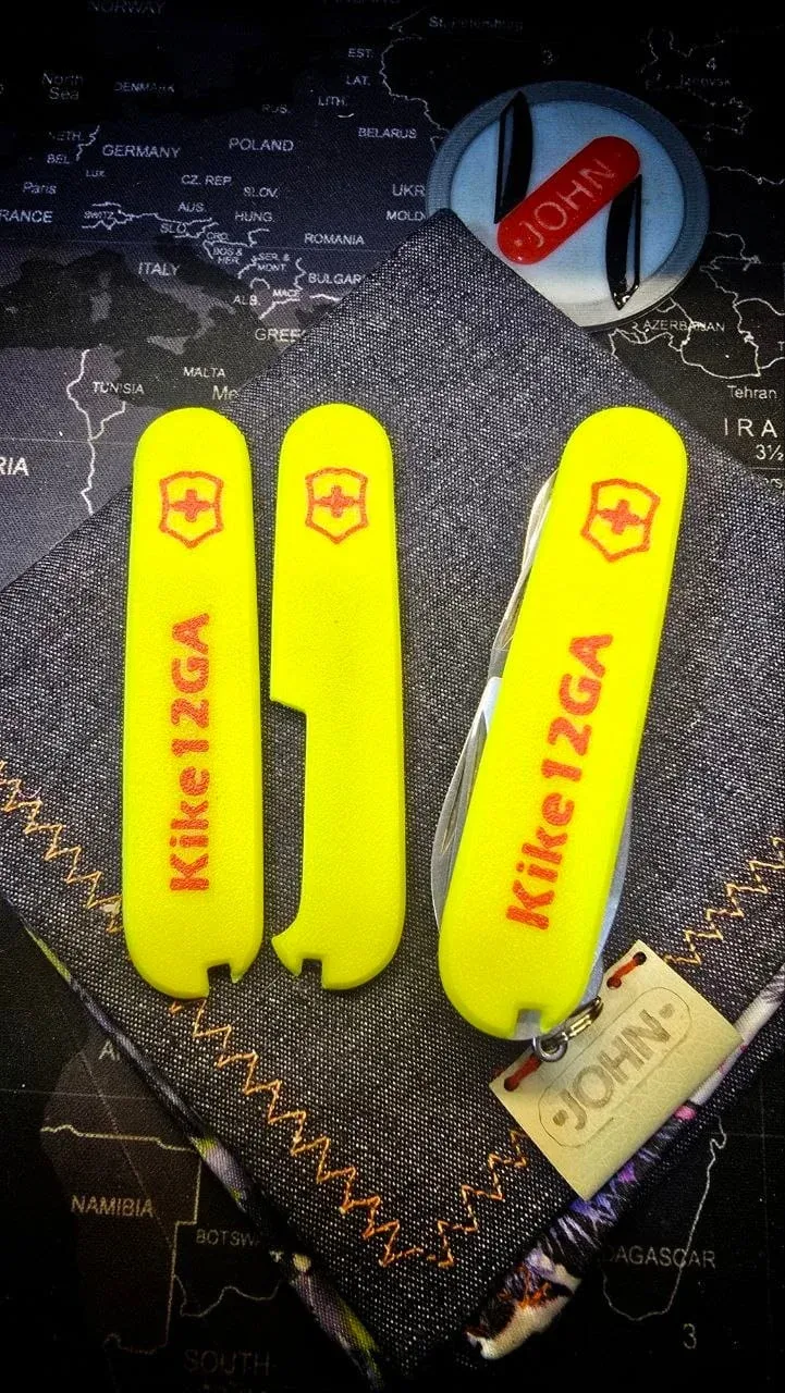 Detalle de navaja Victorinox verde flúor con textura