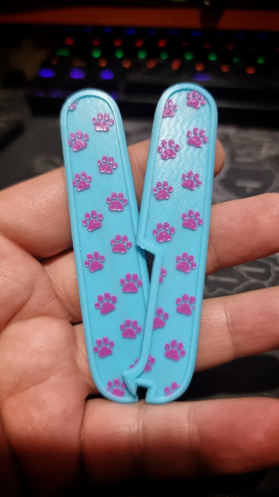 Detalle de navaja Victorinox verde flúor con textura