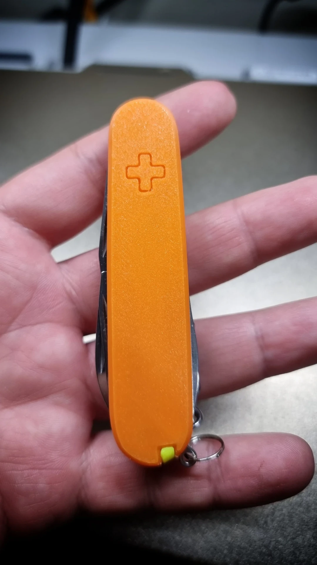 Detalle de navaja Victorinox verde flúor con textura